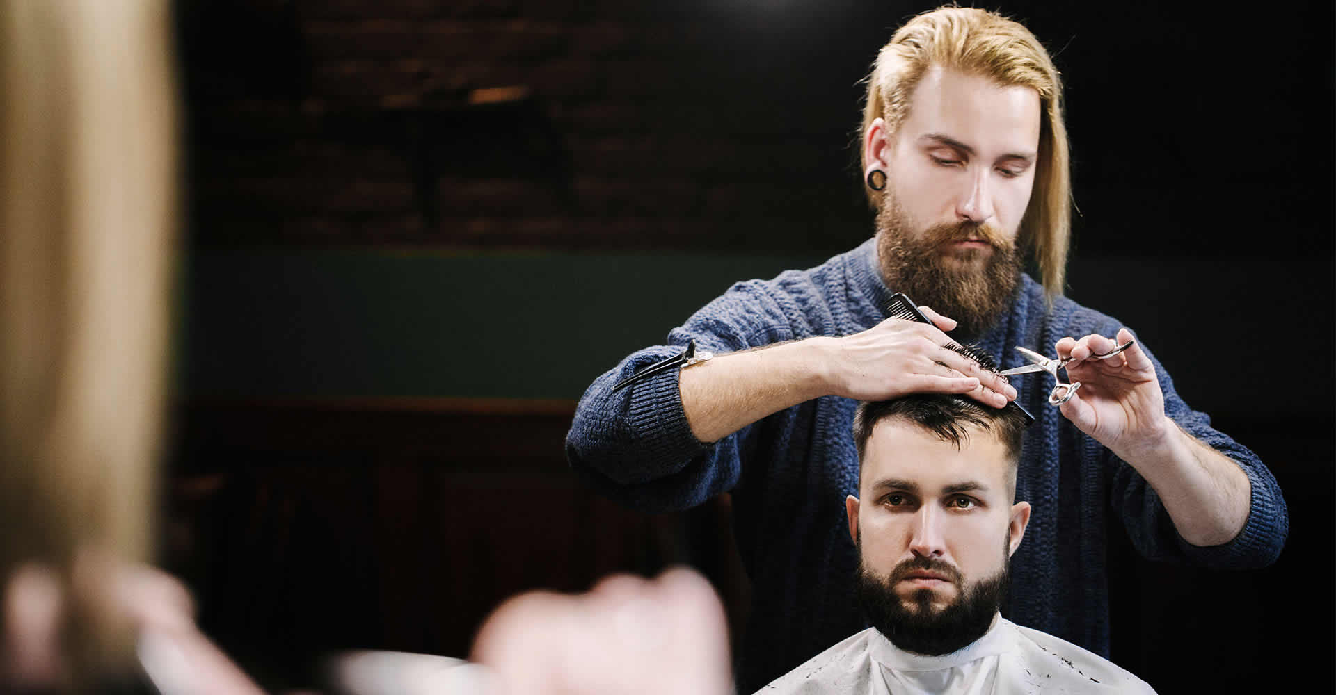 Barbero profesional realizando corte de cabello moderno en Barbería Leo Cochabamba